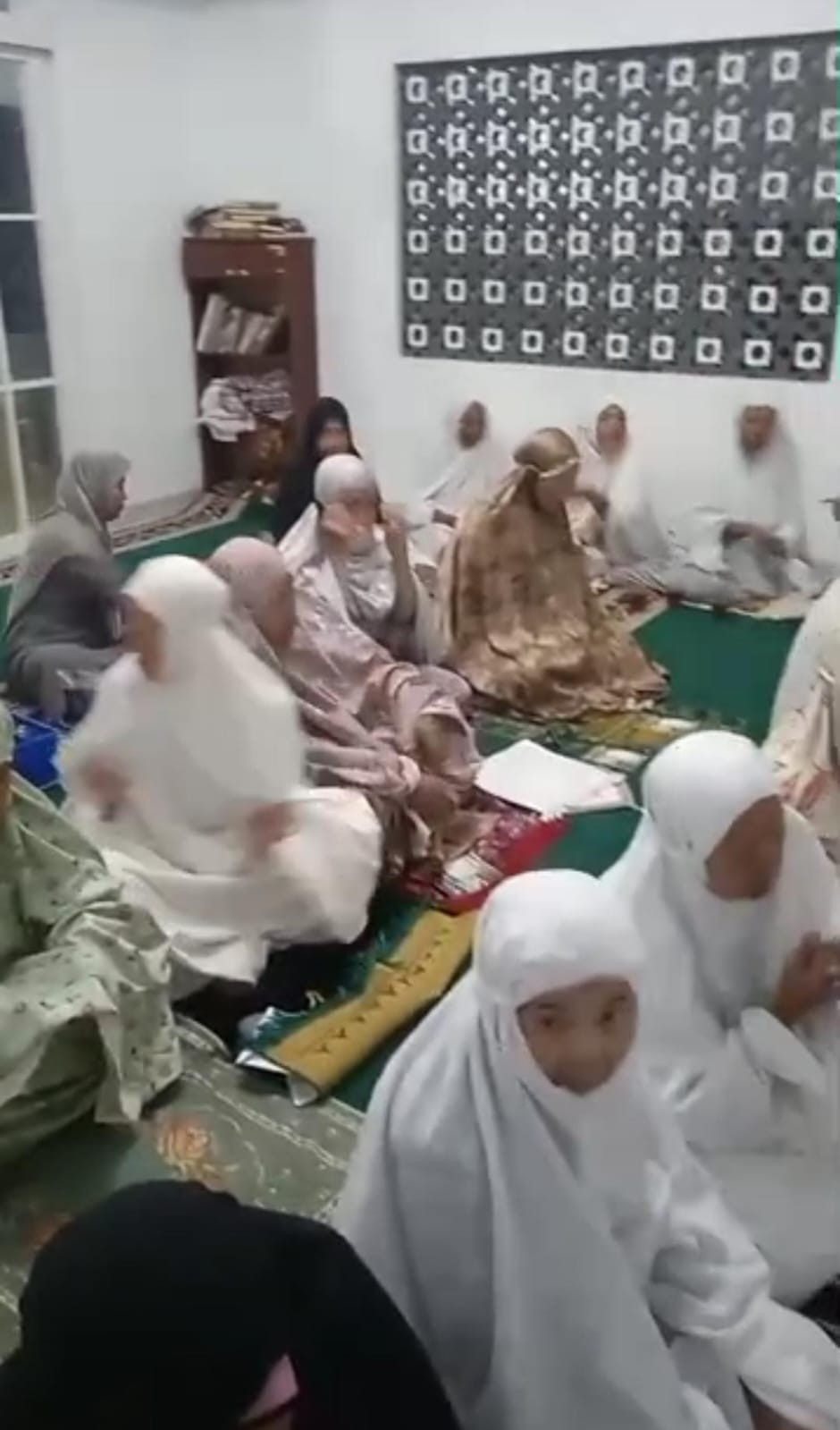 Sholat subuh berjamaah dan kajian rutin ibu ibu jetis