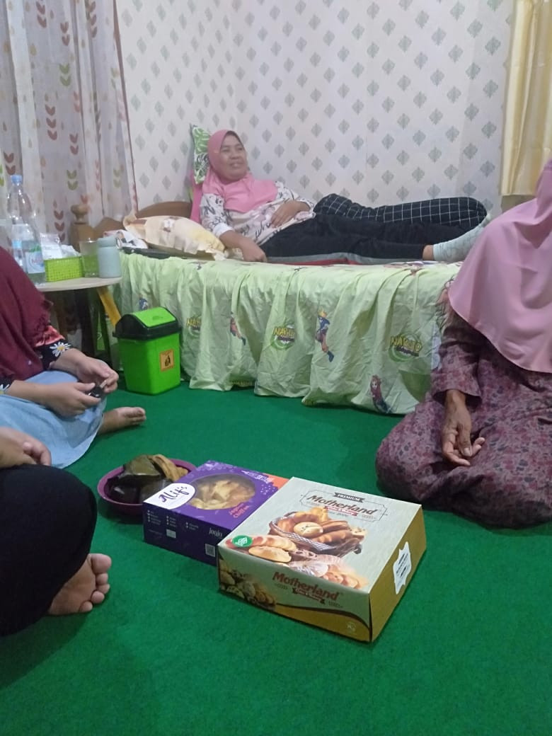 Membezuk warga yang pulang dari RS ( Karanganyar)