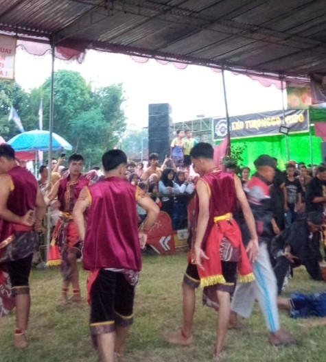 Nonton Kesenian jatilan ( ngalian )