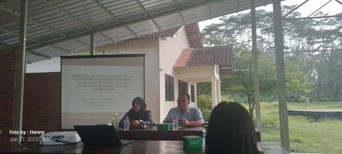 Pembekalan Tim pelaksana dalam penyiapan PMT berbasis pangan lokal bagi ibu hamil KEK dan balita gizi kurang tingkat puzkesmas(Dalem)