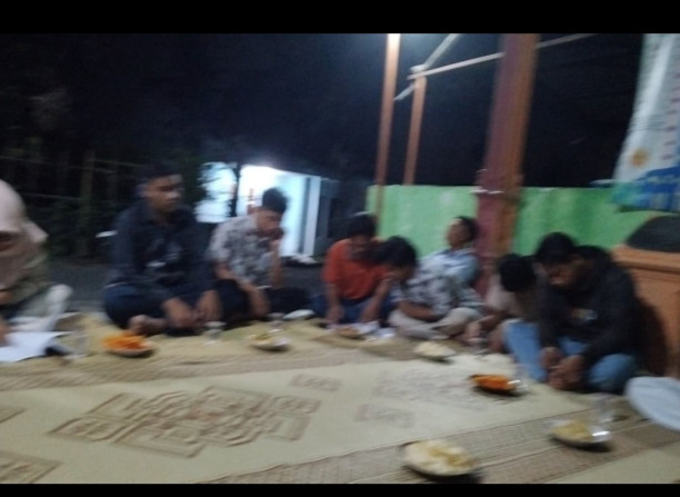 Pertemuan pemuda pemudi ( ngalian )