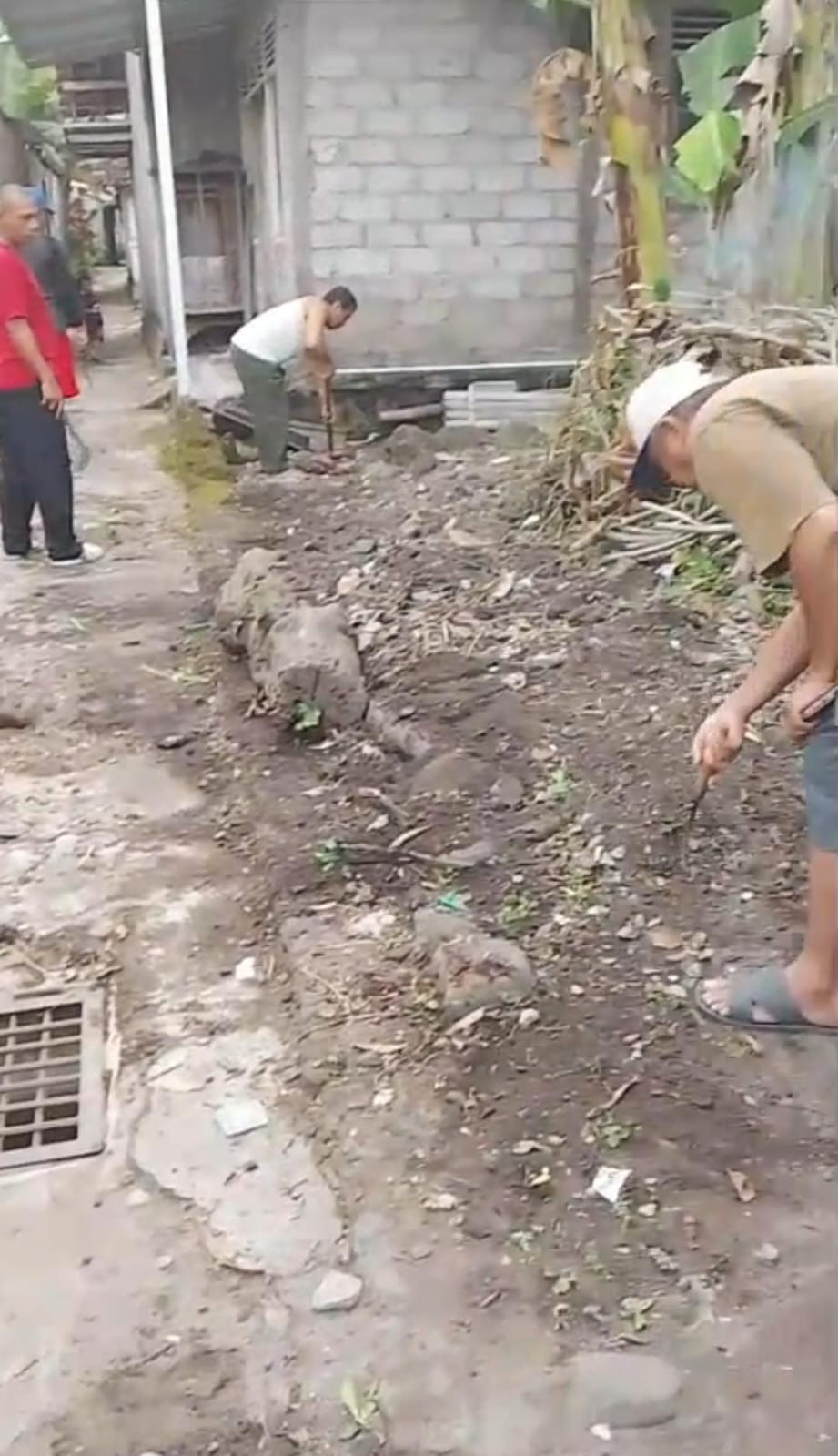 Gotong royong warga rt 4 jetis