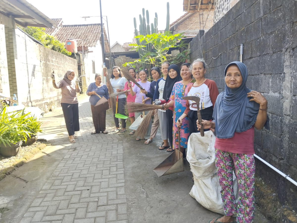 Kerja bakti ibu ibu rt 3 jetis