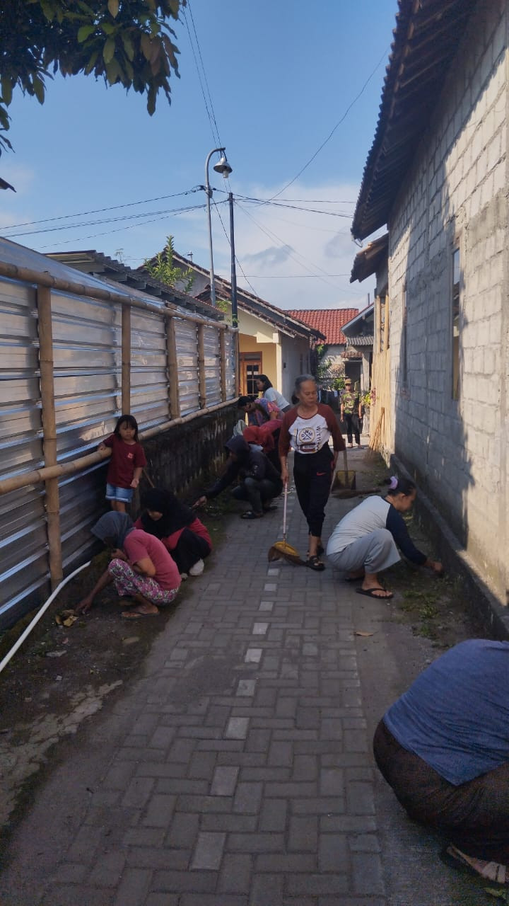 Kerja bakti ibu ibu rt 3 jetis
