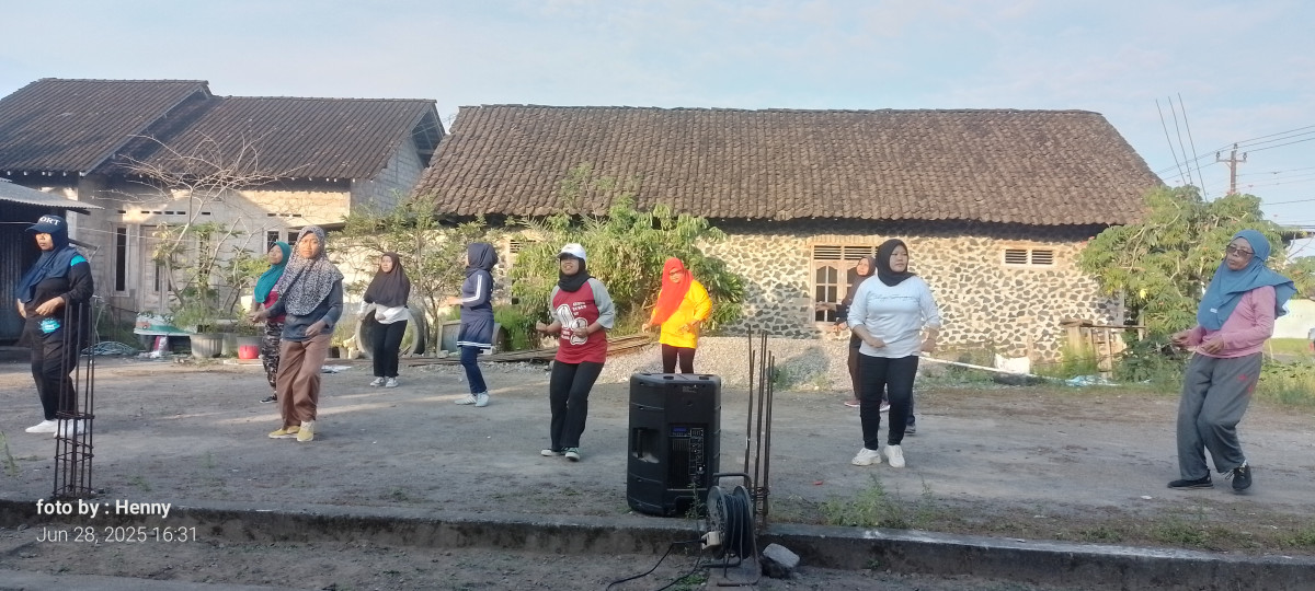 Instruktus senam di Grumbul Gedhe(Dalem)