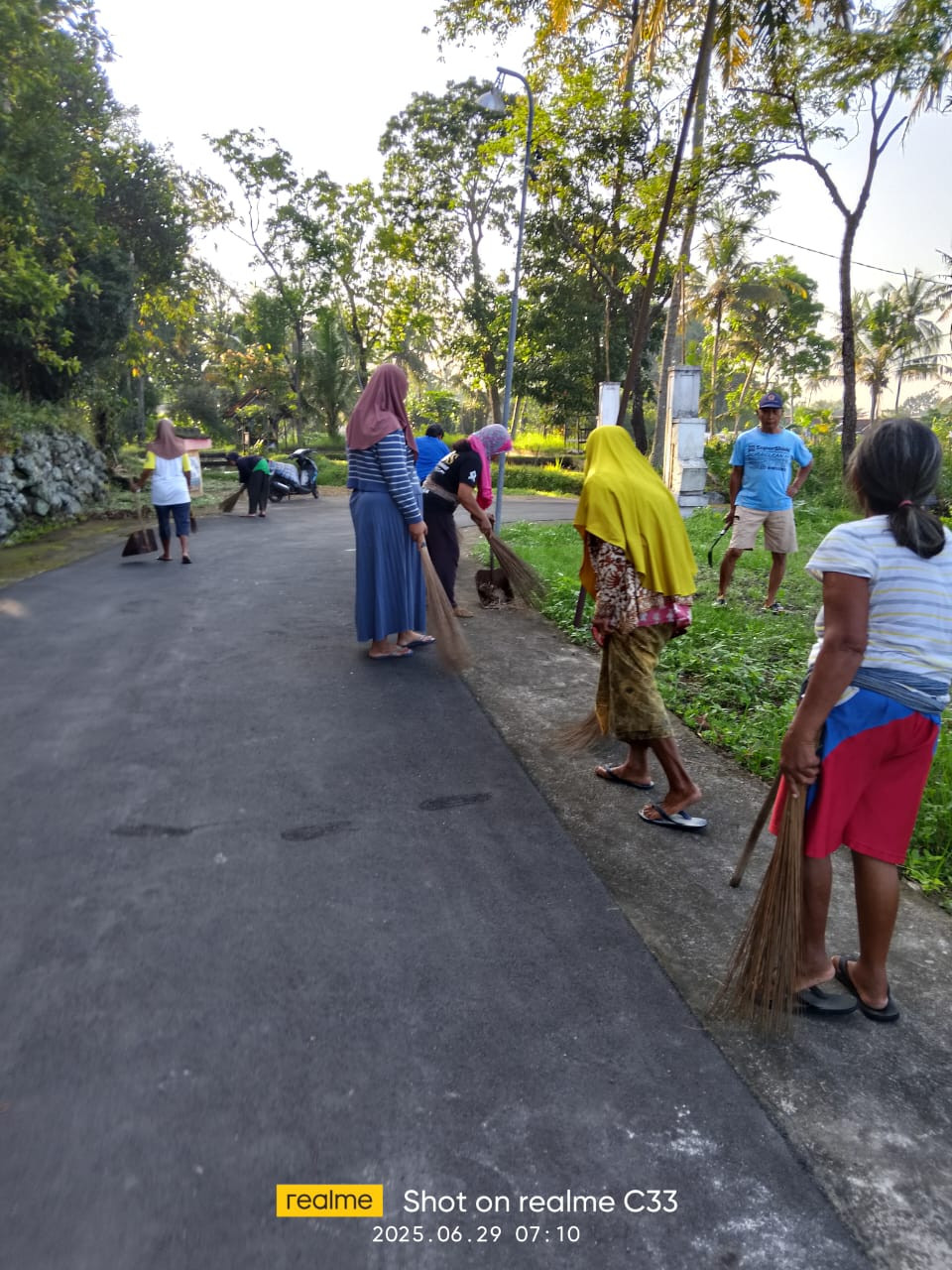Gotong royong Minggu Pahing warga Blambangan