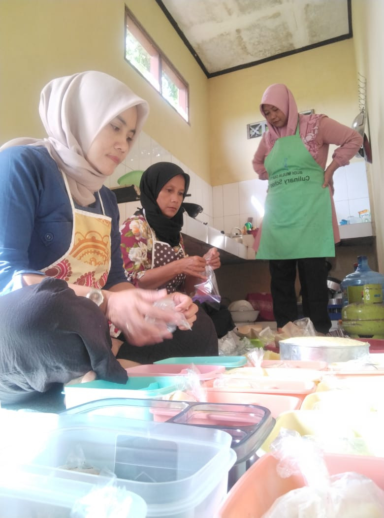 Masak dan packing PMT lokal ( jetis)