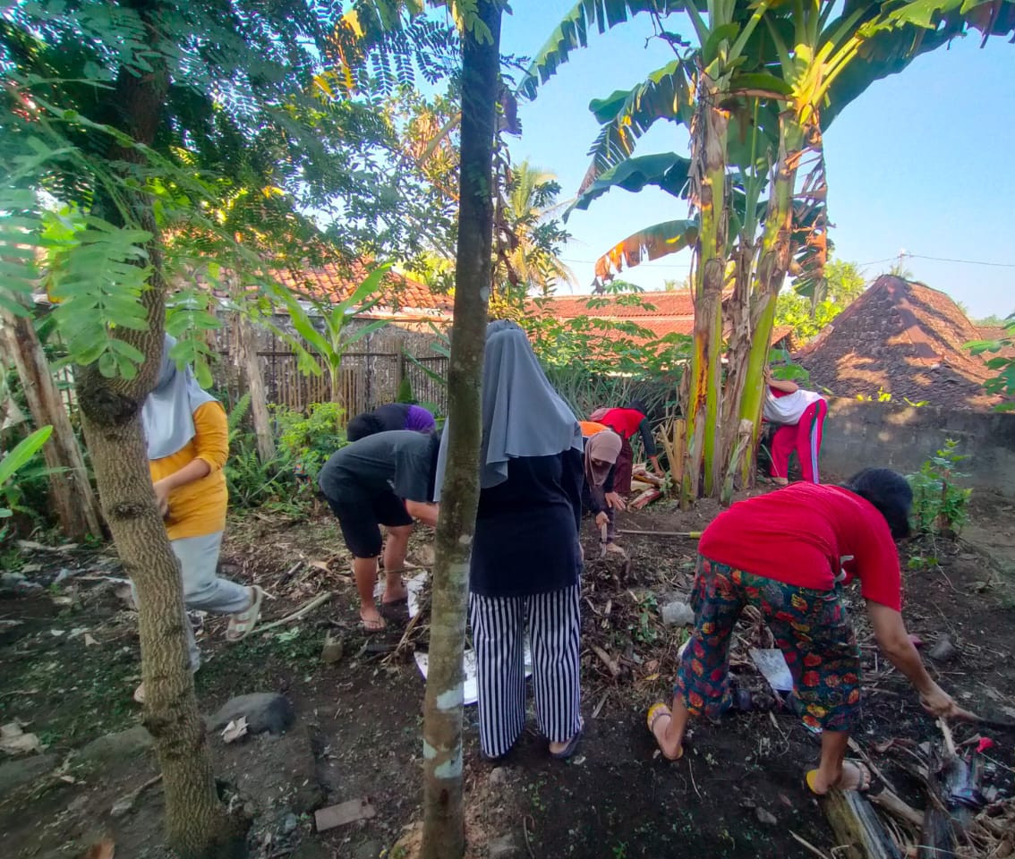 kerjabakti membersihkan kebun