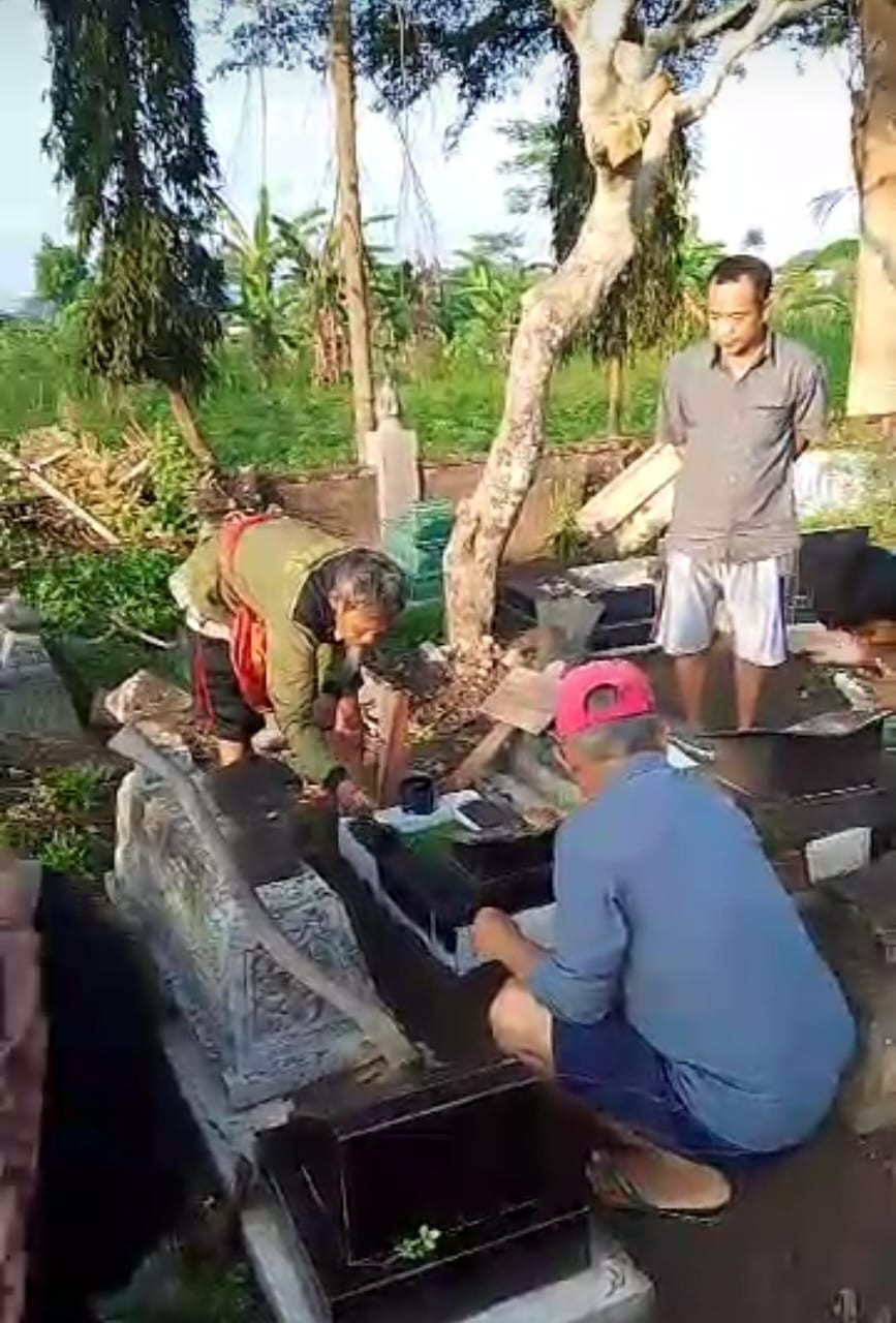 Gotong royong pemasangan batu nisan almarhun  Aqil Jetis