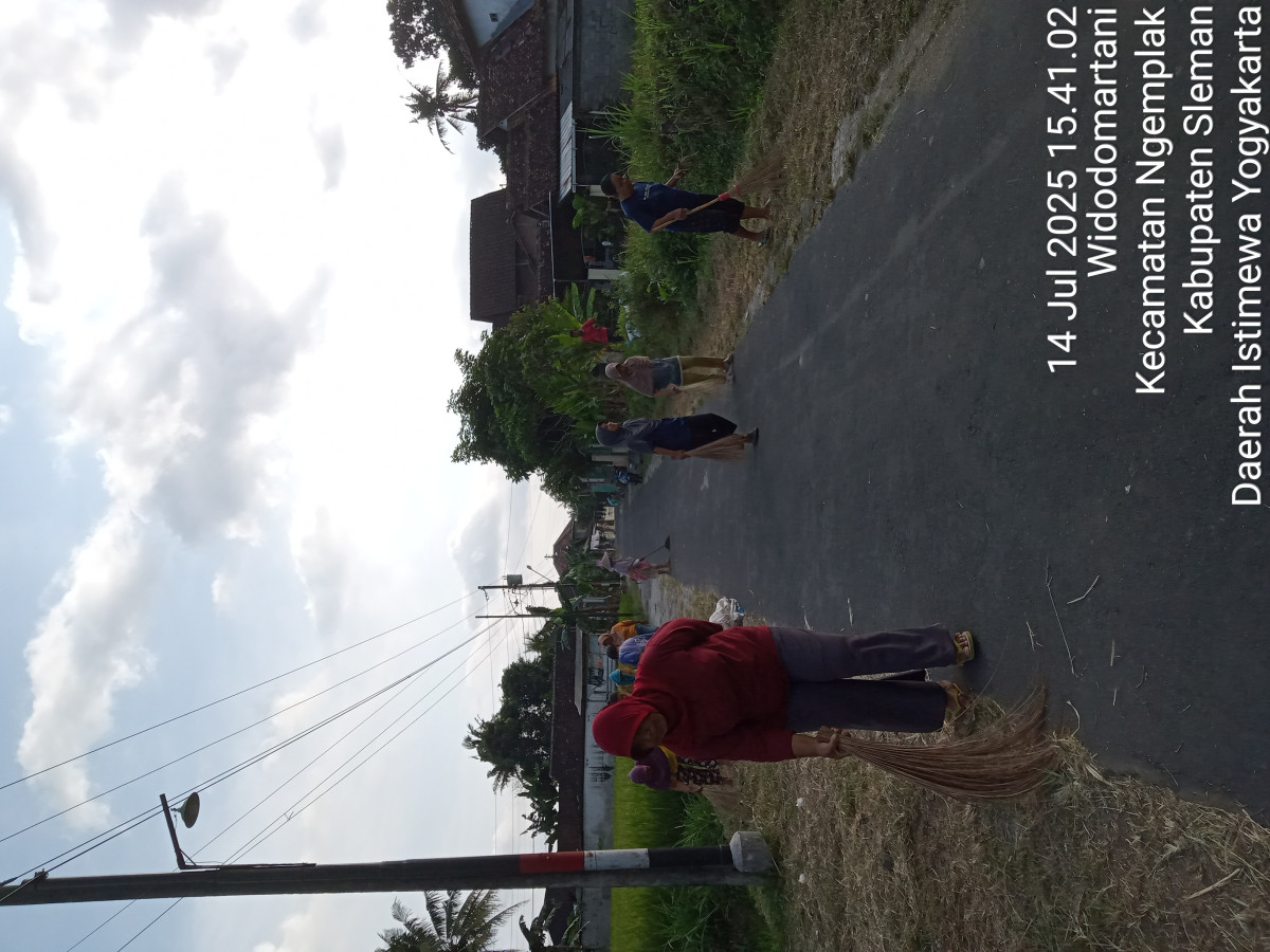 Kerja bakti kwt mekar ( ngalian )