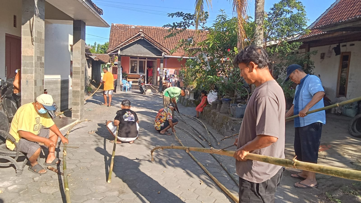 Pemasangan umbul Umbul warga rt 4 jetis