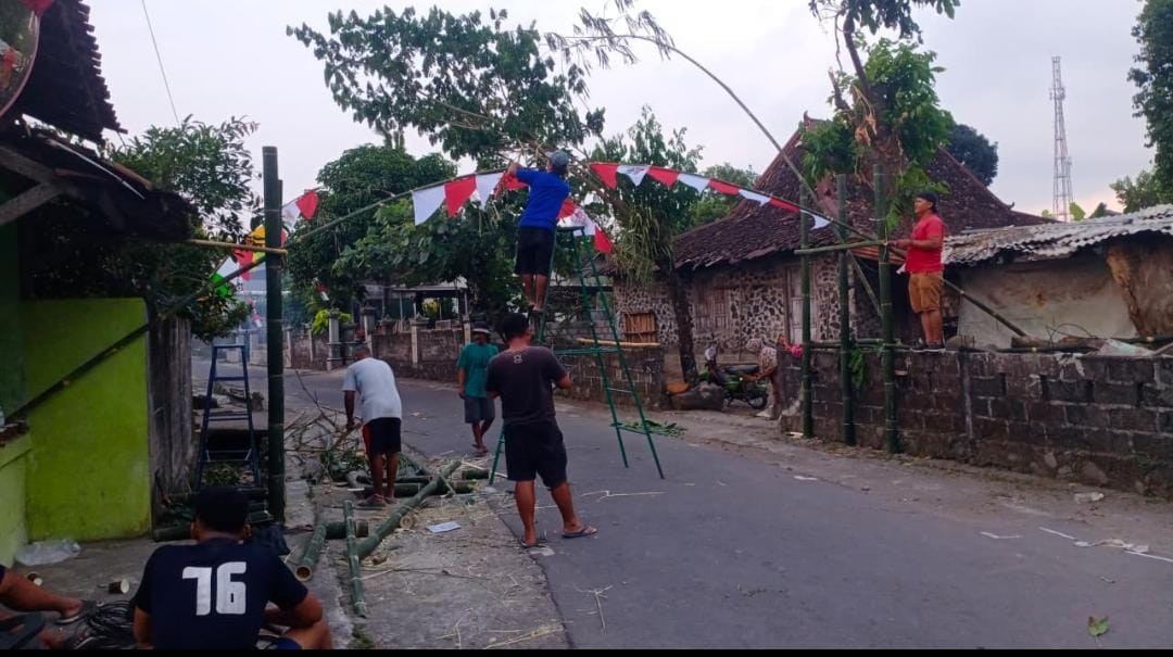 Pemasangan umbul umbul pemuda jetis