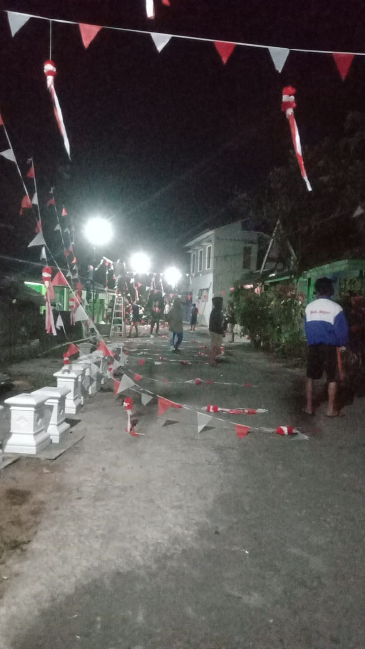 Pemasangan umbul Umbul warga rt 5 jetis