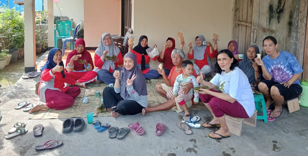 Selesai kerjabakti makan snack bersama