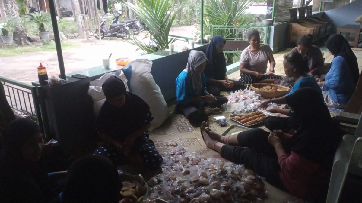 Pembuatan apem puncak acara Saparan ke 58 Pondok 1