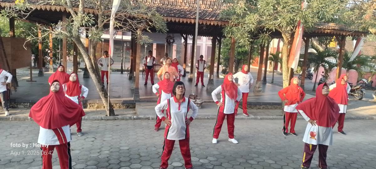 Instruktur senam di kalurahan Kecemen (Dalem)