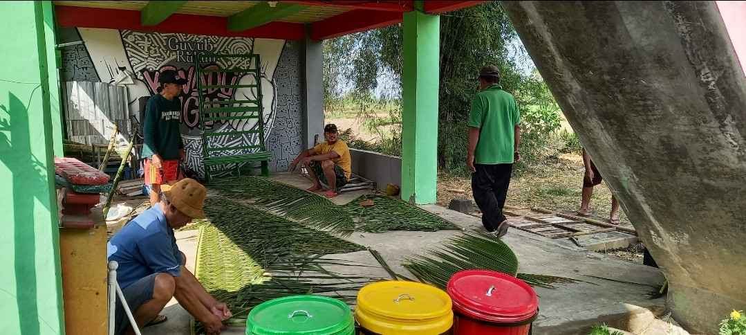 Kerjabakti bapak-bapak anggota SLPHT dusun Kwadungan