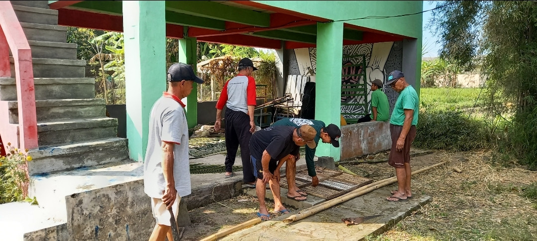 Kerjabakti bapak-bapak anggota SLPHT dusun Kwadungan