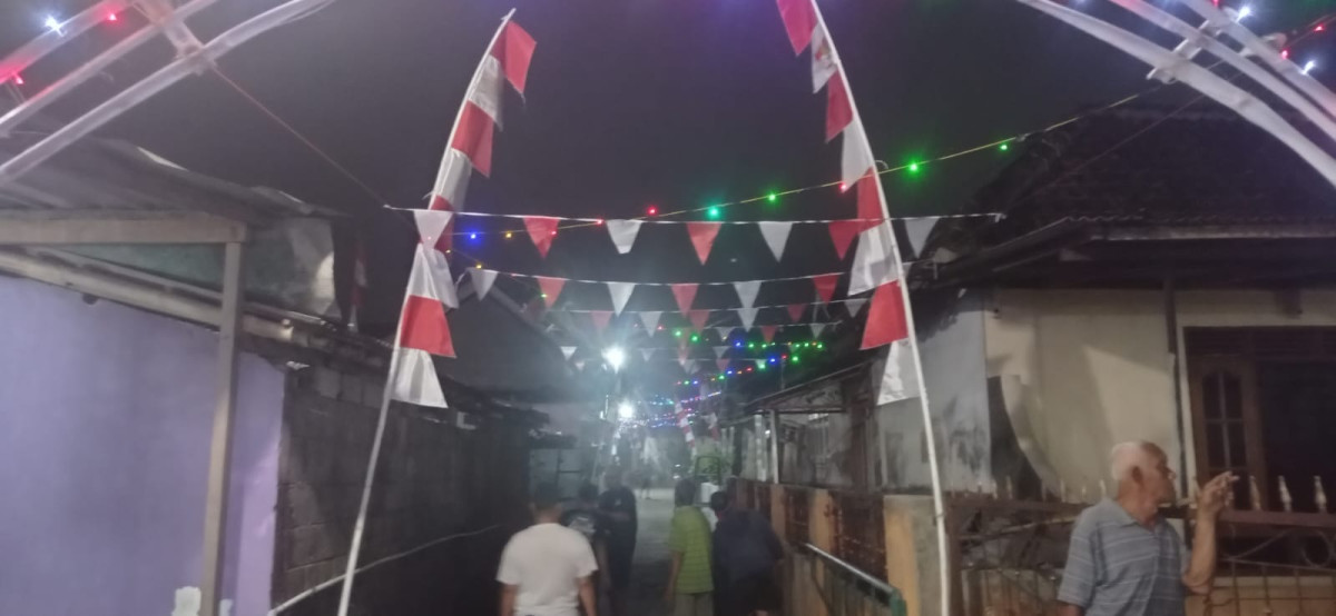 Gotong royong pasang umbul umbul l rt 4 jetis