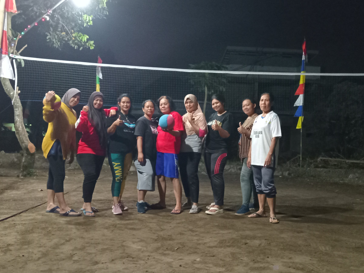 Latihan voly ibu2 pucangan buat lomba 17 an
