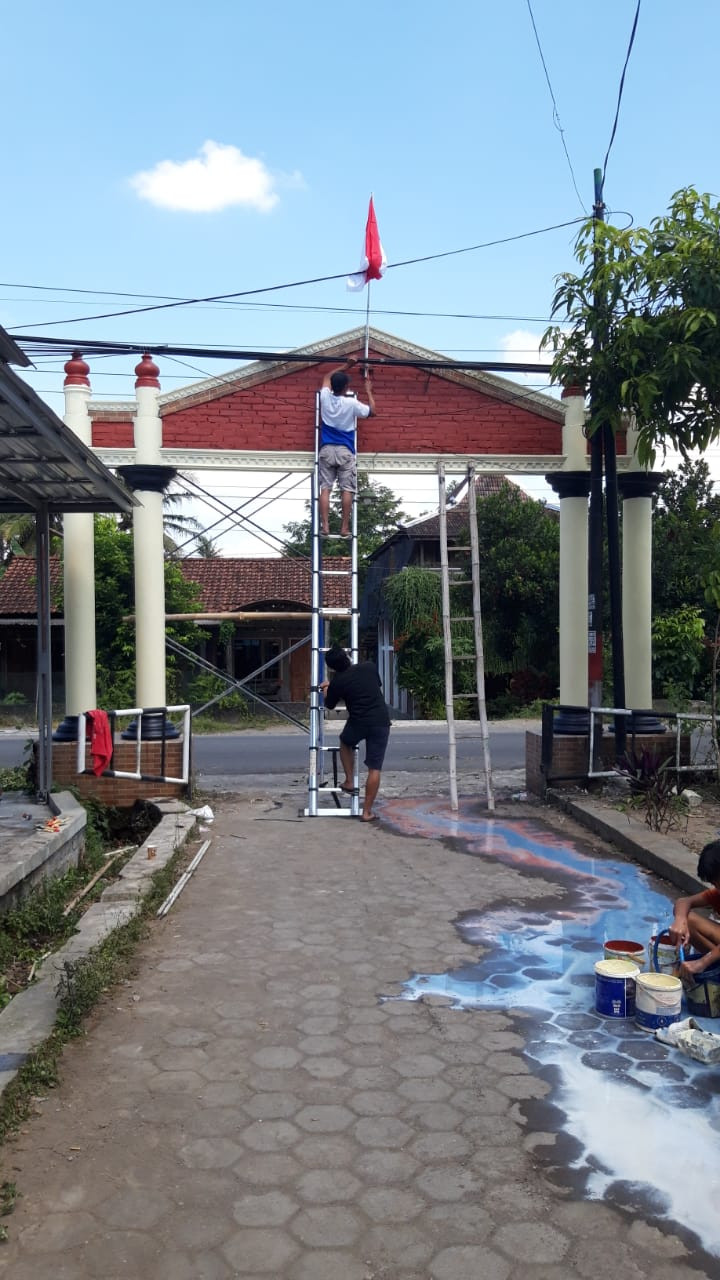 Gotong royong pemasangan bendera Pucangan