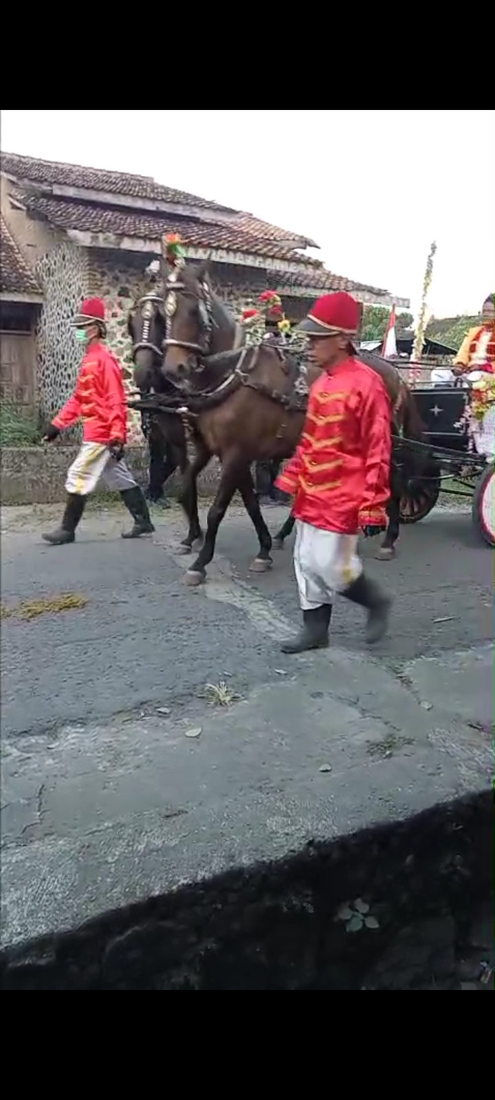 Warga pucangan melihat kirab pondok wonolelo