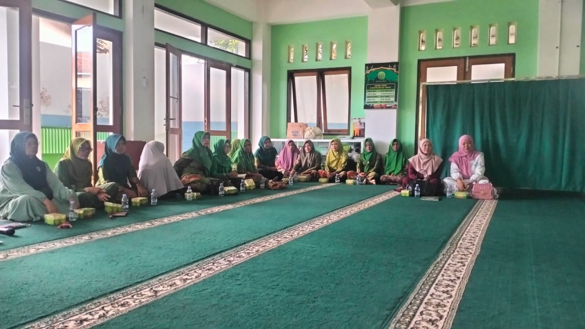 Warga Pucangan mengikuti pertemuan Muslimat