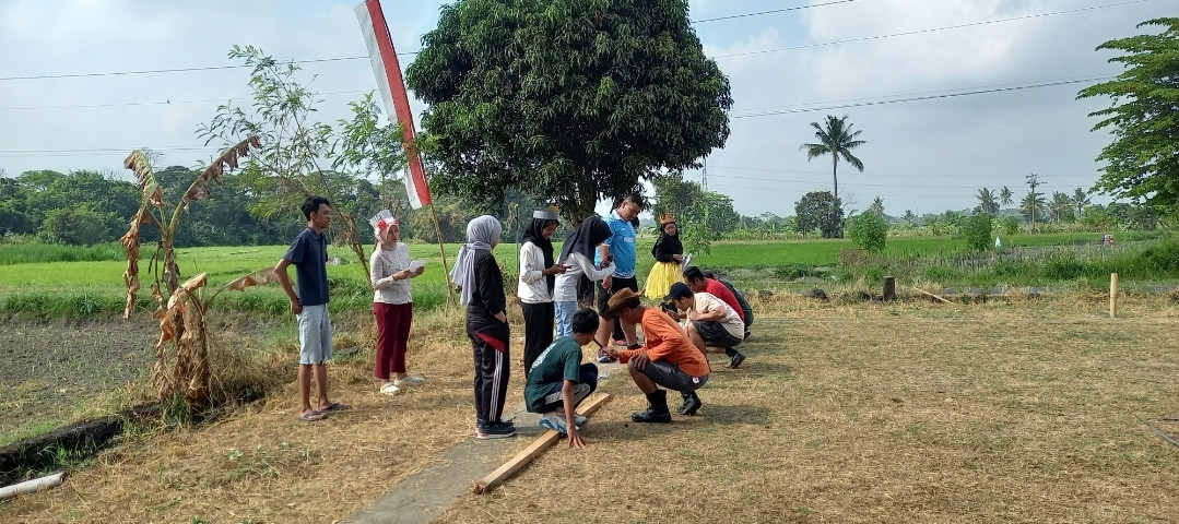 Lomba pukul paku di dusun Kwadungan