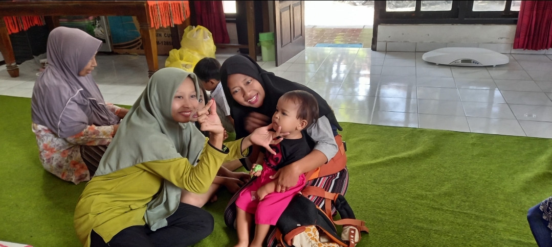 Pemberian Vitamin A di posyandu balita Kwadungan