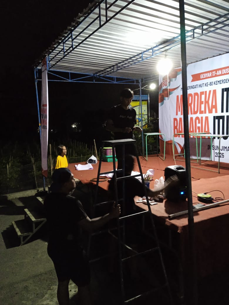 Gotong royong  buat panggung dusun jimat