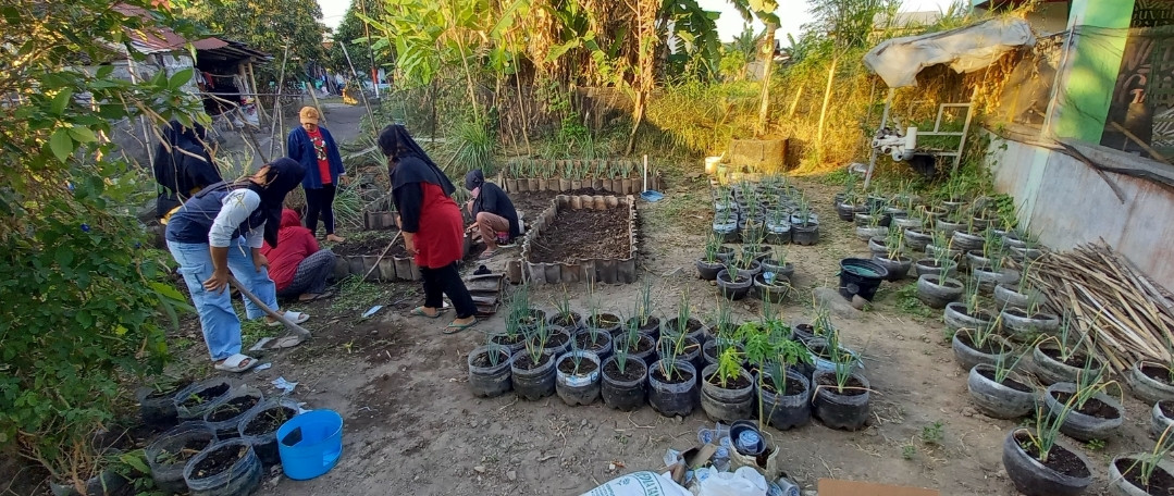 Kerjabakti ibu-ibu KWT Mekar Lestari Kwadungan