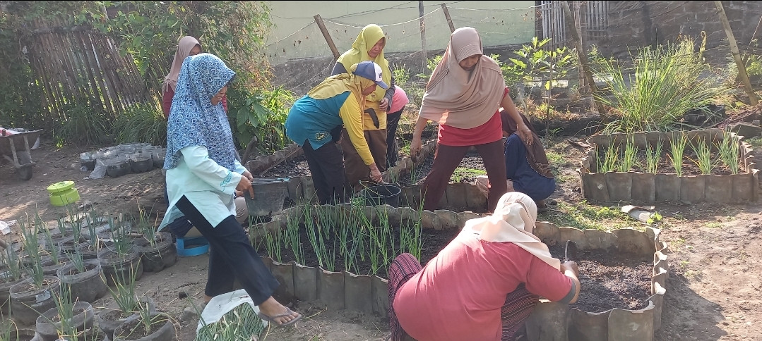 Kerjabakti ibu-ibu KWT dusun Kwadungan