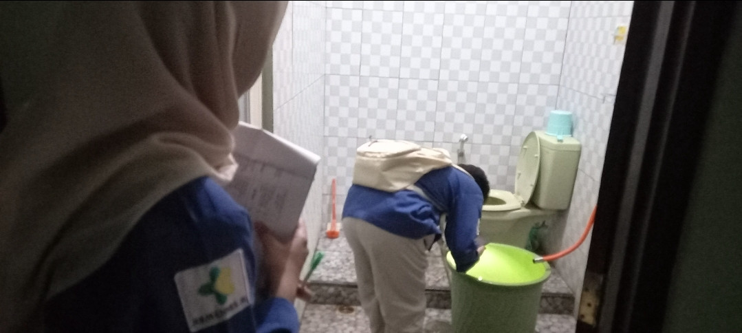 Pengecekan jentik oleh mahasiswa Poltekes Jogja di Kwadungan