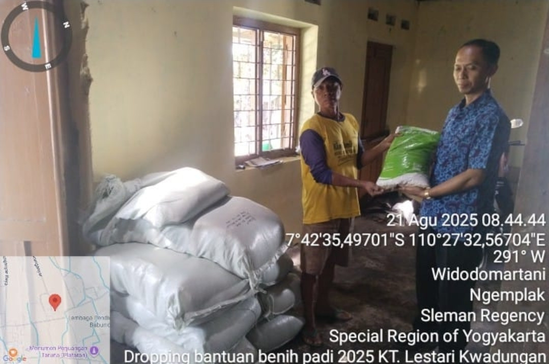 Penyerahan bantuan benih padi untuk Kelompok Tani Lestari Kwadungan
