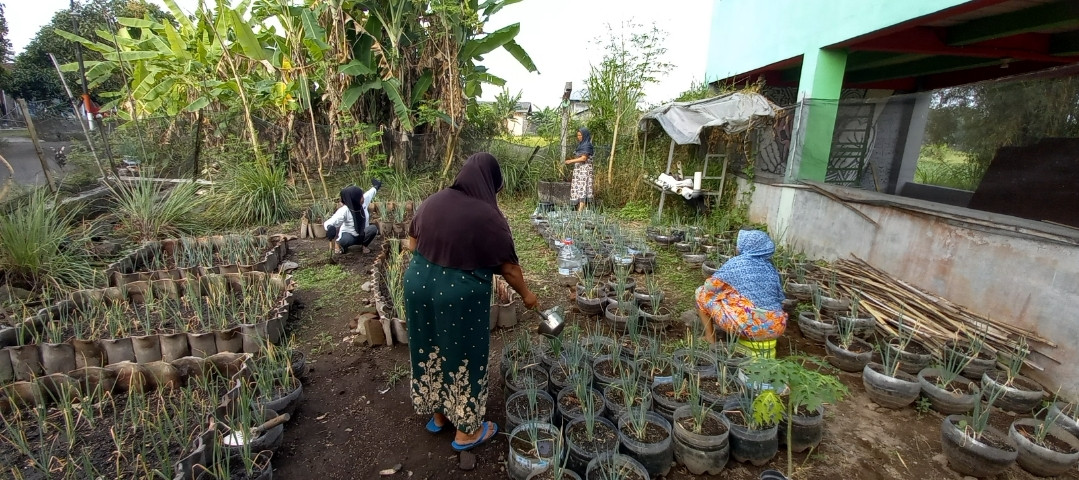 Kerjabakti ibu-ibu KWT Mekar Lestari Kwadungan