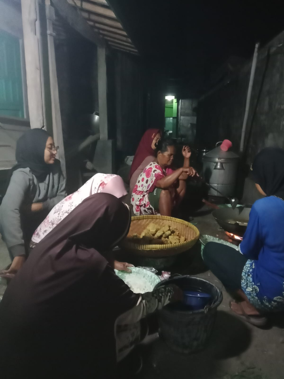 Membantu Tetangga yang Punya Hajat Ganjuran