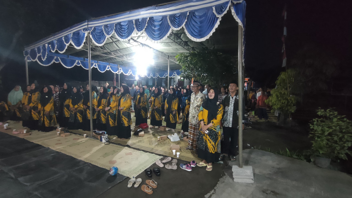 Menyanyikan Lagu 17 Agustus