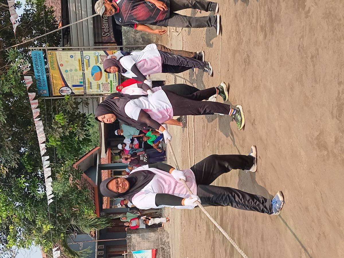 Lomba tarik tambang Pucangan