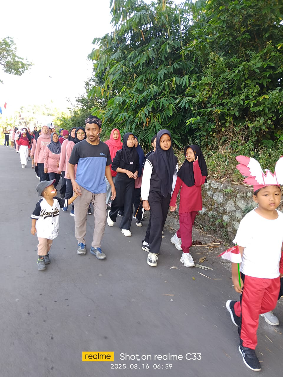 Jalan sehat Warga Wonontoro Blambangan dalam rangka memperingati HUT Republik Indonesia yang ke 80