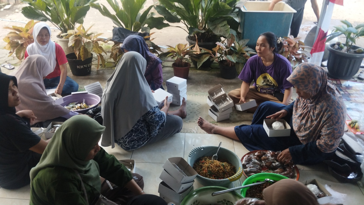 Gotong royong masak persiapan tirakatan jetis