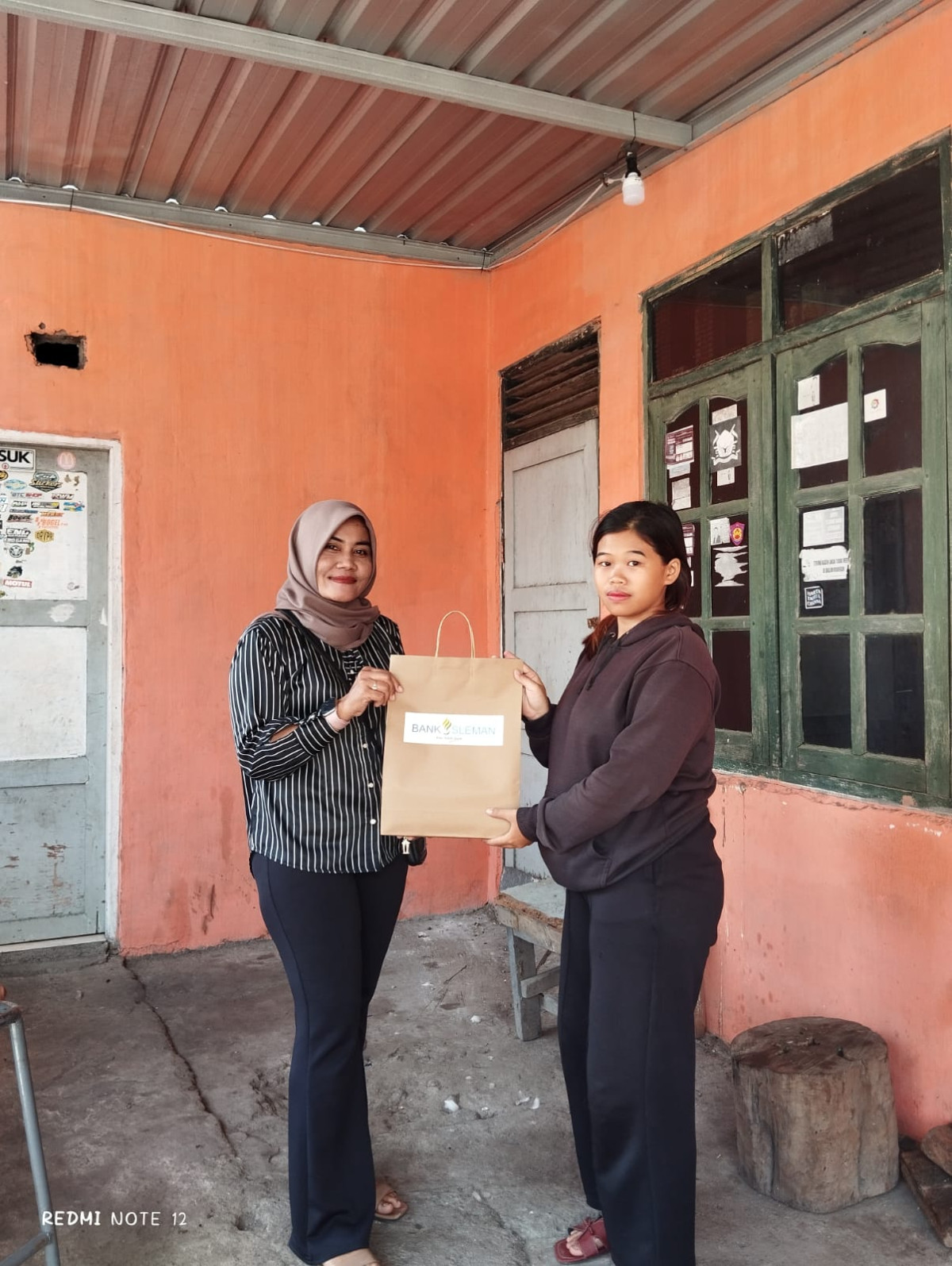 Penyerahan pmt ibu hamil berupa telur utk bumil jetis