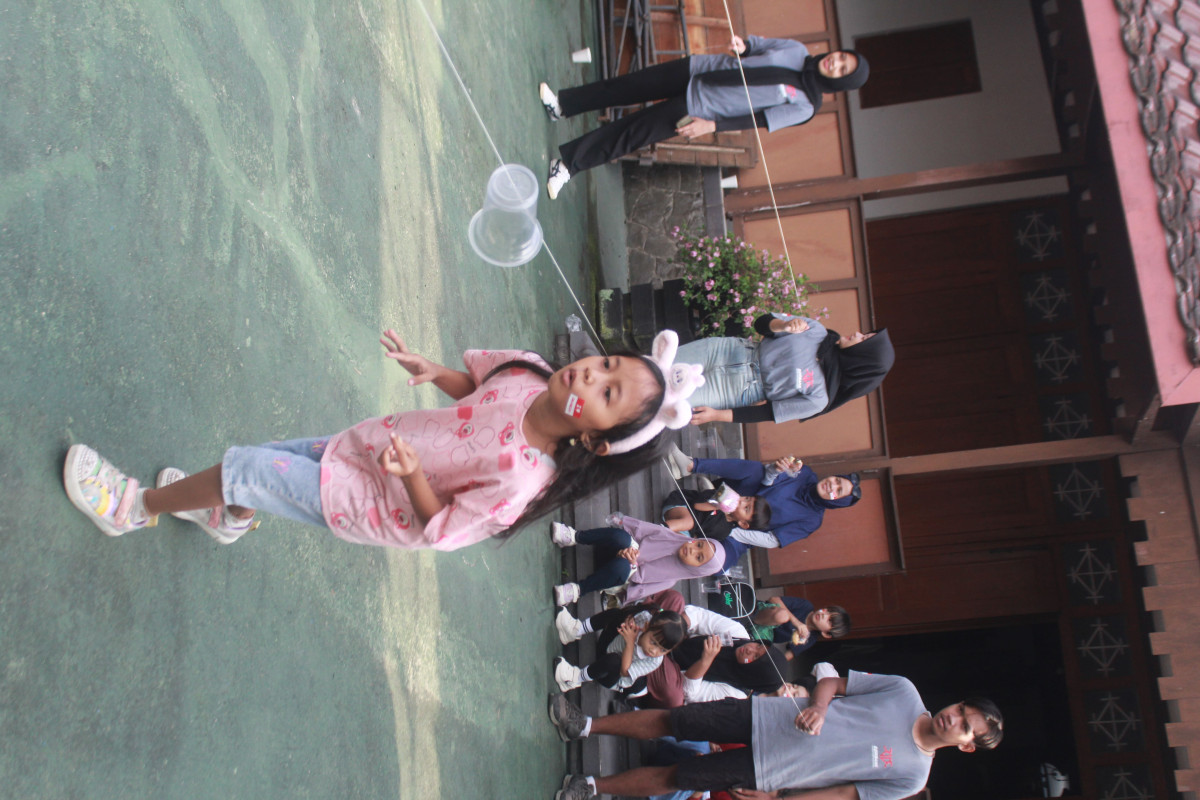 Lomba Anak-anak Tiup Gelas Plastik Dusun Banglen