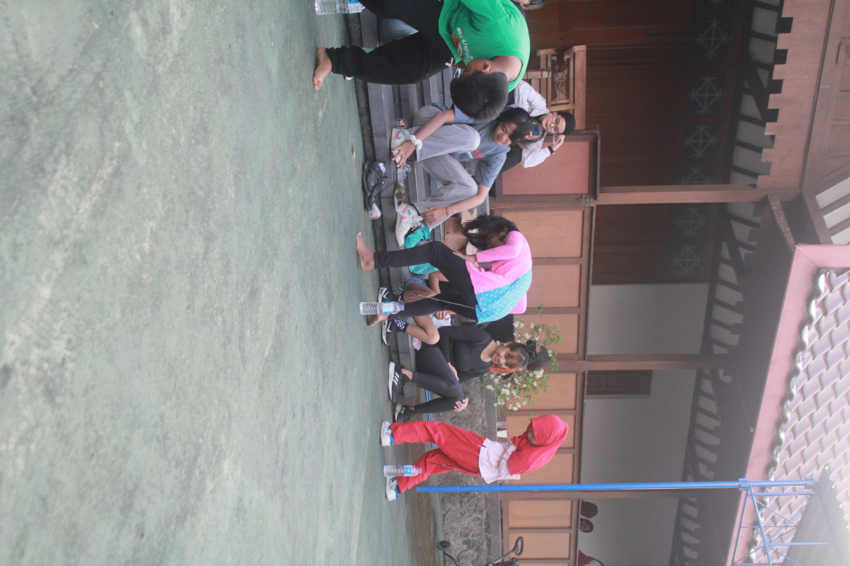 Lomba Anan-anak Memasukkan Paku ke Dalam Botol