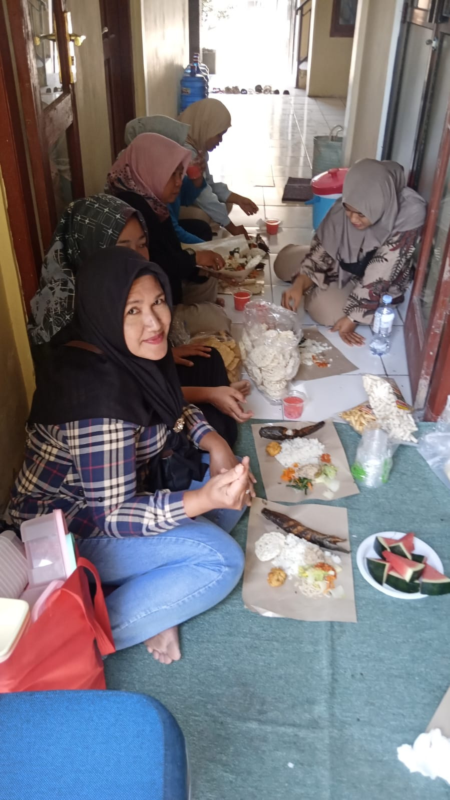 Makan bersama tim dapur dahsyat kader wahana praja