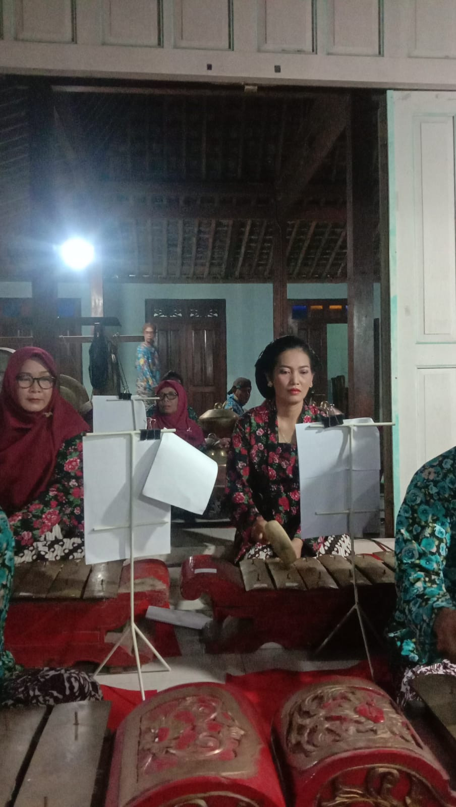 kelompok karawitan sedang tampil