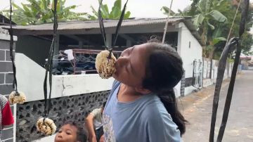 Lomba makan kerupuk anak dan remaja