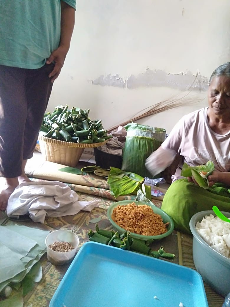 Gotong royong membuat Snack untuk jalan sehat ( Karanganyar)