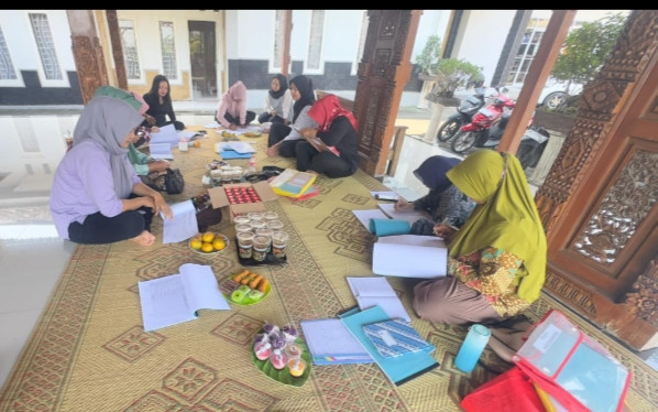 Pengurus PKK kelurahan ( ngalian )