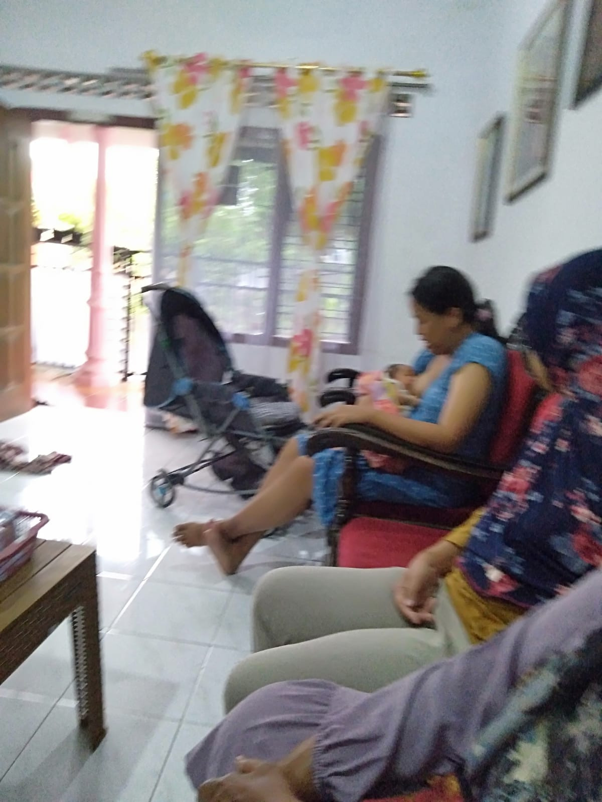 Menengok ibu yang baru lahiran ( Karanganyar)