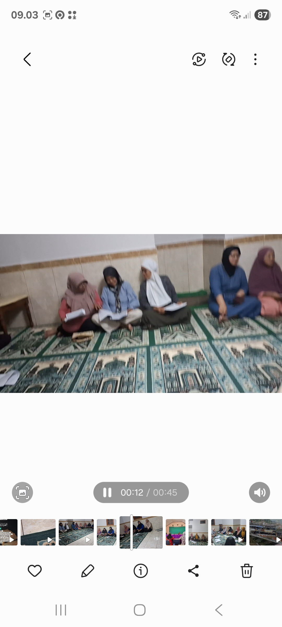 Ibu ibu dusun Banglen latihan shalawat